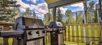 Walk to Ski Hills / Private Suite / Hot Tub