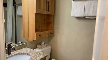 ヘアドライヤー、タオル、シャンプー、トイレットペーパー