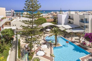 Outdoor pool, pool umbrellas, sun loungers - Ibiscos Garden Hotel (Rethymno)