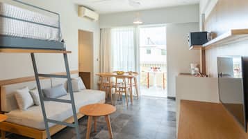 Grand One Bedroom Apartment | Dapur kecil pribadi | Lemari es, kompor, ketel listrik, dan peralatan masak/sendok-piring