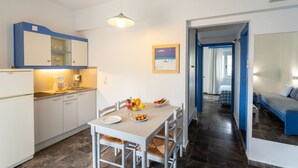 Family 2 Bedroom Apartment | Private kitchenette | Fridge, stovetop, electric kettle, cookware/dishes/utensils - Ibiscos Garden Hotel (Rethymno)