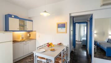 Two Bedroom Apartment | Angolo cottura privato | Frigorifero, piano cottura, bollitore elettrico