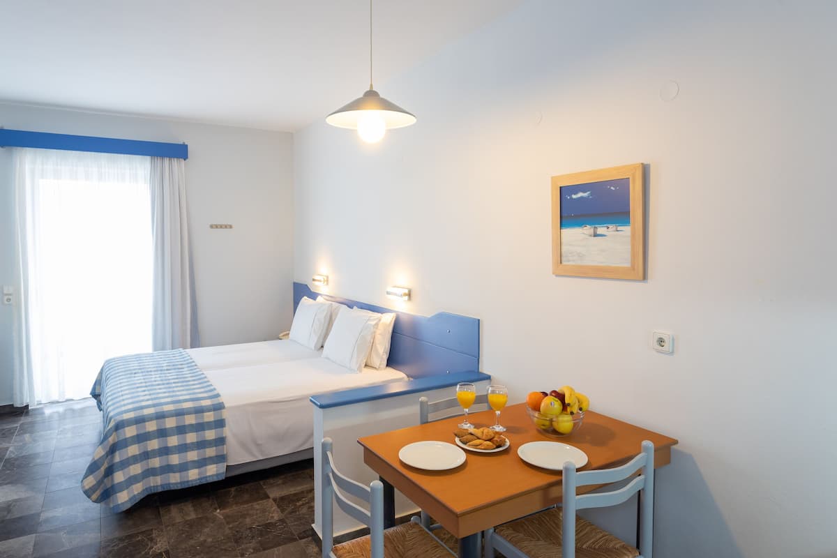 Quadruple Studio | Desk, soundproofing, iron/ironing board, free cribs/infant beds