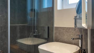 Grand One Bedroom Apartment | Kylpyhuone | Suihku, hiustenkuivaaja, pyyhkeet