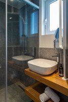 Grand One Bedroom Apartment | Baño | Ducha, secador de pelo y toallas