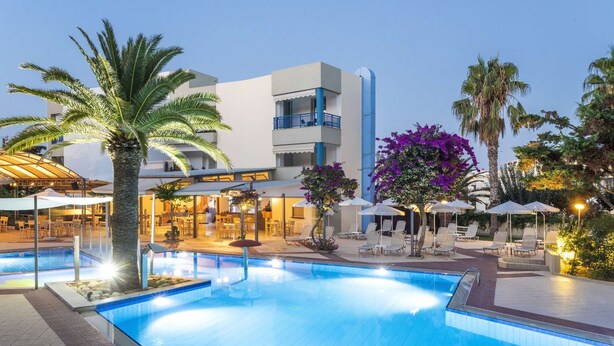 Outdoor pool, pool umbrellas, sun loungers - Ibiscos Garden Hotel (Rethymno)