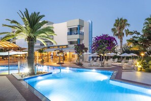 Outdoor pool, pool umbrellas, sun loungers - Ibiscos Garden Hotel (Rethymno)