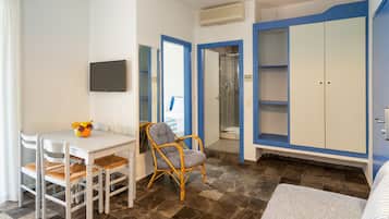 One Bedroom Apartment | Zona de estar | Una televisión de pantalla plana