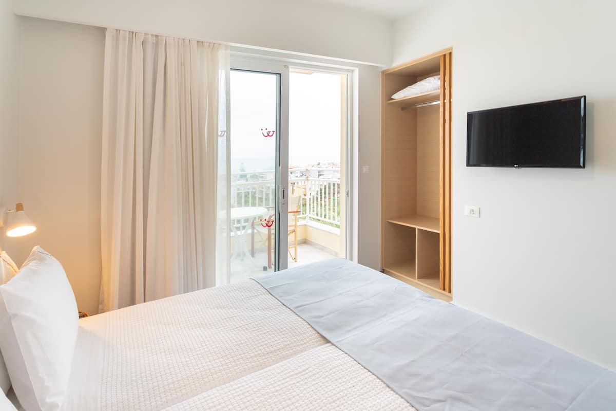 Grand One Bedroom Apartment | Desk, soundproofing, iron/ironing board, free cribs/infant beds