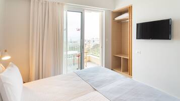 Grand One Bedroom Apartment | Brankas, meja kerja, kedap suara, dan setrika/meja setrika