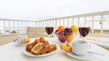 Grand One Bedroom Apartment | Balkon