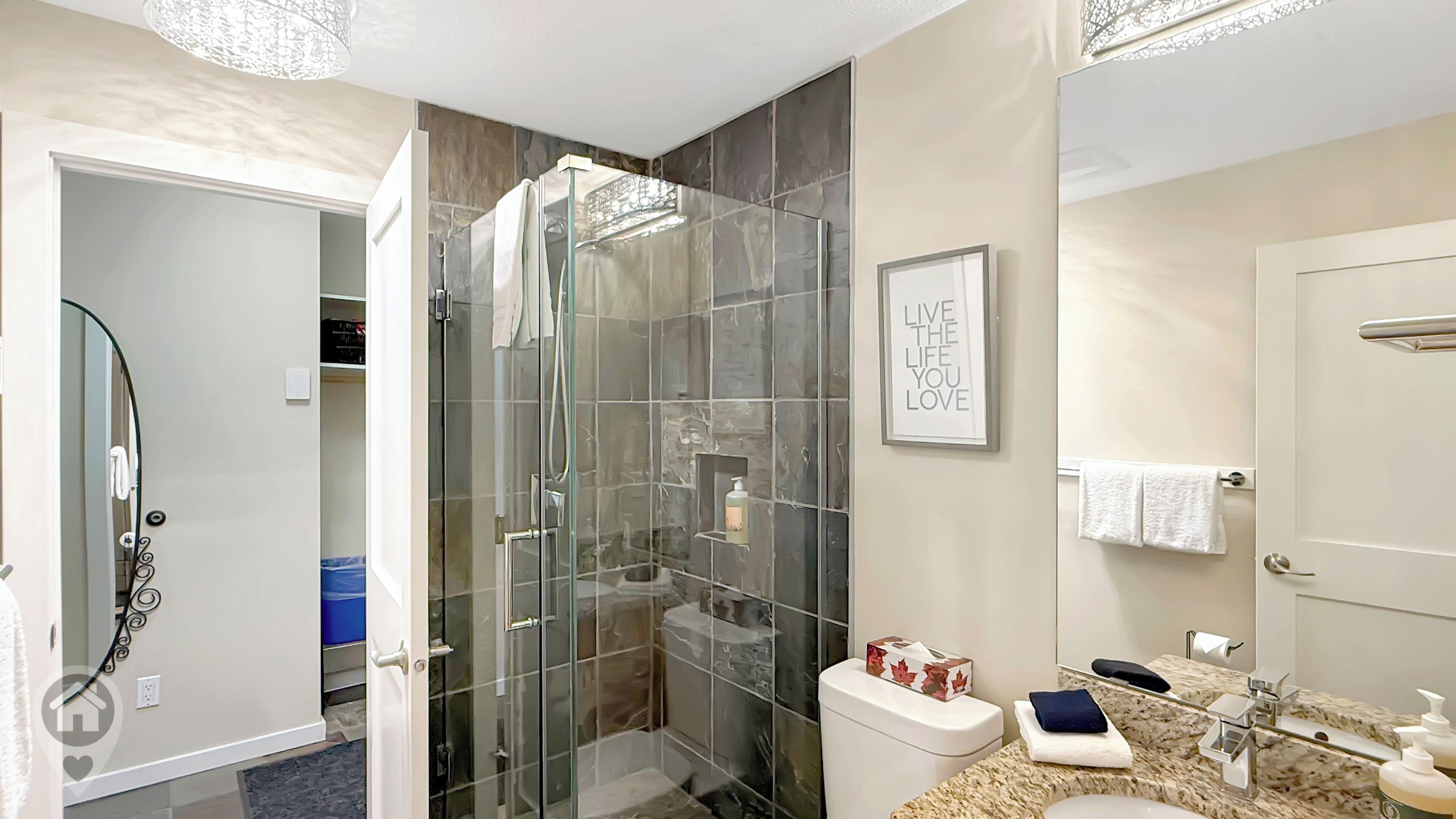 Dusche, Haartrockner, Fußbodenheizung (Badezimmer), Handtücher