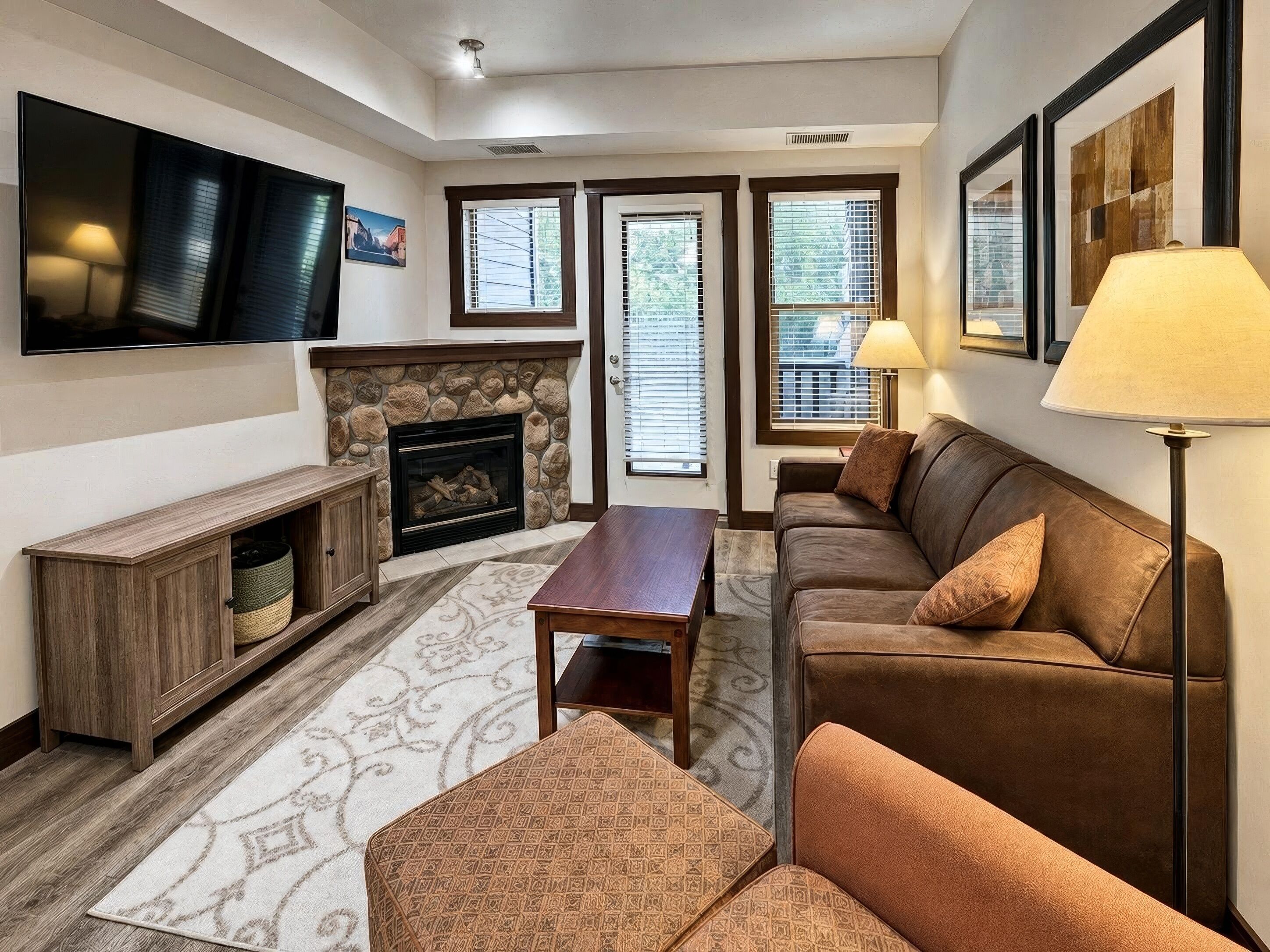 TV, fireplace