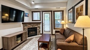 TV, fireplace - 1 BDRM / King / AC / Hot Tub & Pool (Fernie)