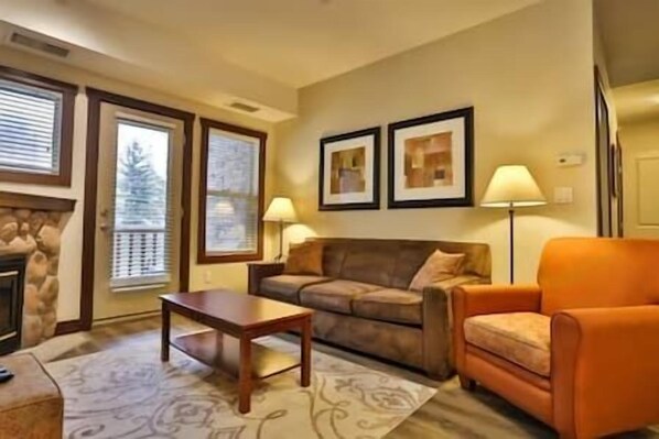 Televisión y chimenea