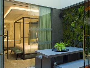 Premium bedding, minibar, in-room safe, soundproofing - Middle Eight - Covent Garden - Preferred Hotels and Resorts (London)