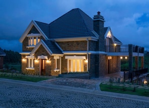 Front of property – evening/night - Stoney Croft Cottage (Nuwara Eliya)