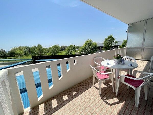 Outdoor dining - Spacious apartment just 200m from the sea (Porto Santa Margherita)