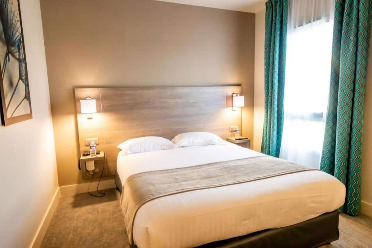 Laptop workspace, soundproofing, free WiFi, bed sheets