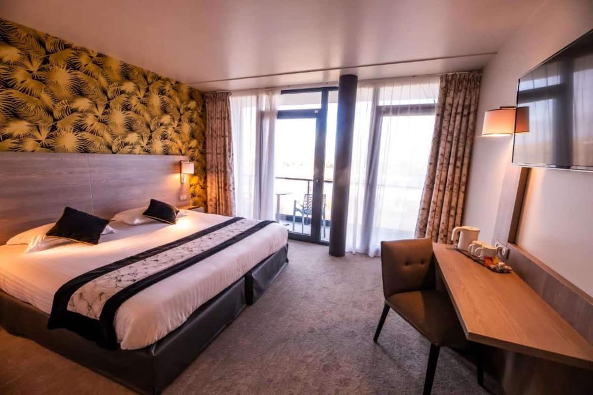 Superior Room, 1 King Bed, Non Smoking, Balcony | Laptop workspace, soundproofing, free WiFi, bed sheets