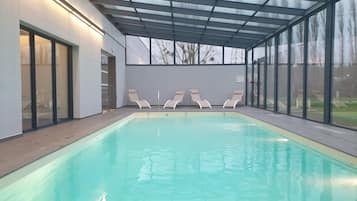 Kolam renang tertutup