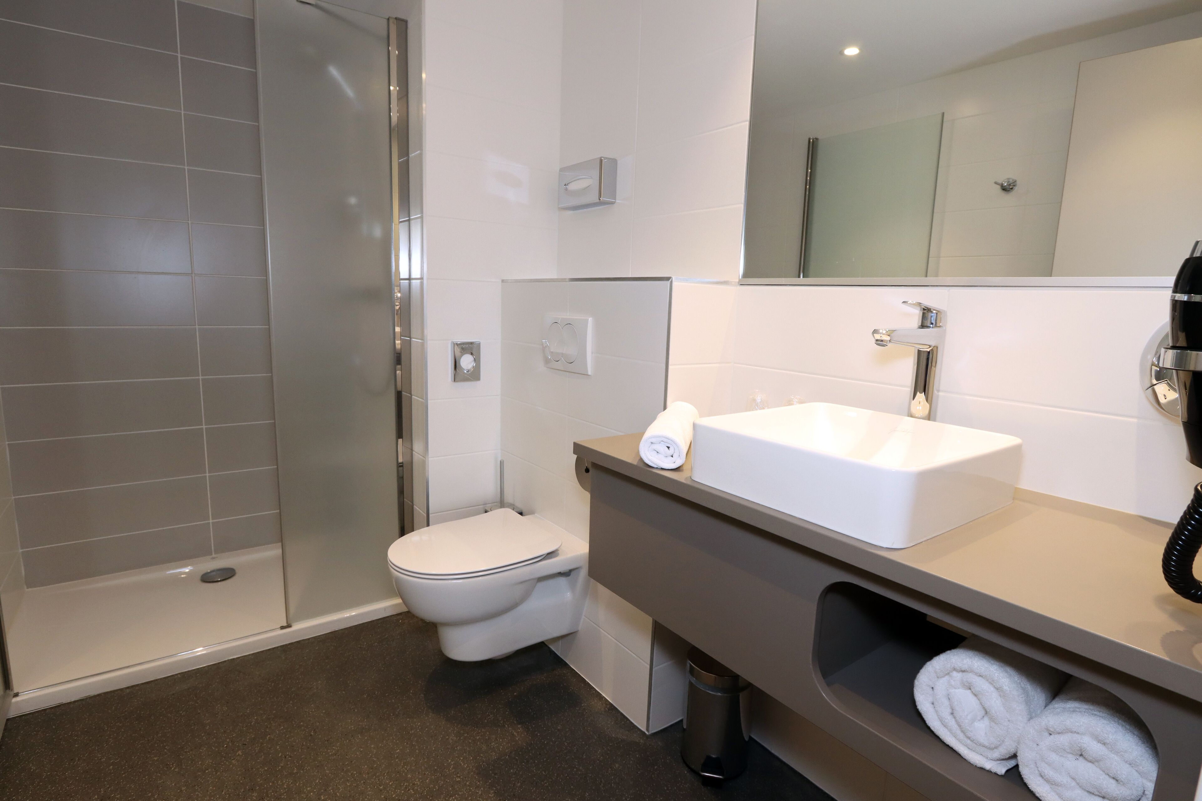 basic triple room | bathroom | hair dryer