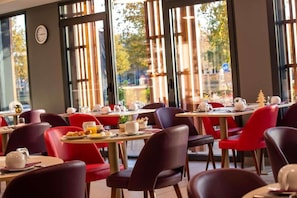 Tägliches kontinentales Frühstück (15 EUR pro Person)