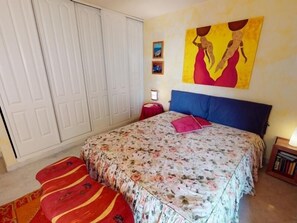 1 bedroom, bed sheets - Spacious 1-Bedroom Apartment with Sea View, Balcony, Pool, and Parking in Central Menton (Menton)