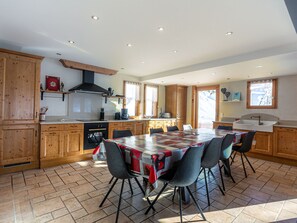 Fridge, microwave, oven, dishwasher - Stunning Chalet for 13 - Spacious Living Area, 4 Bedrooms, Garage, WIFI - La Clusaz (La Clusaz)