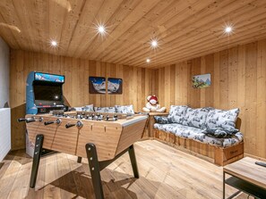 Game room - Stunning Chalet for 13 - Spacious Living Area, 4 Bedrooms, Garage, WIFI - La Clusaz (La Clusaz)