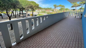A balcony with a tiled floor and a white railing. - Sleep by the sea-Beahost (Porto Santa Margherita)
