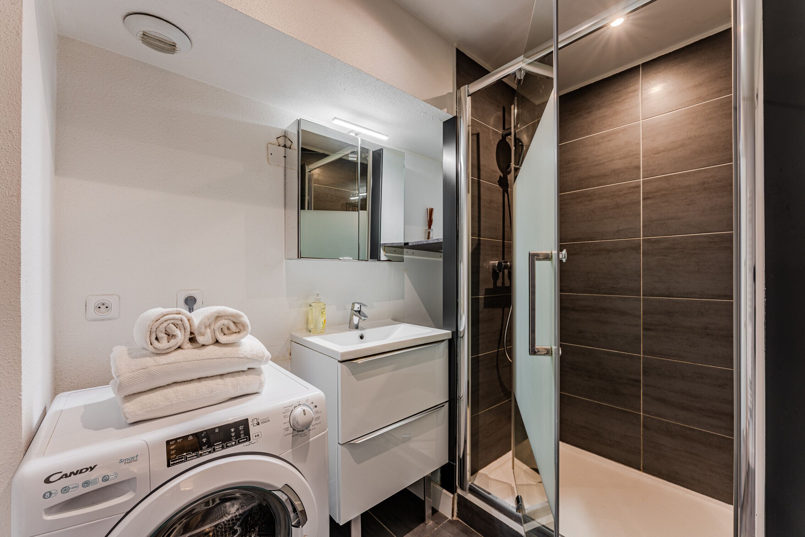 Bathtub, hair dryer, towels