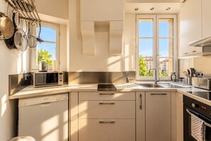 Una cocina moderna con lavavajillas Bosch, microondas y tostadora.