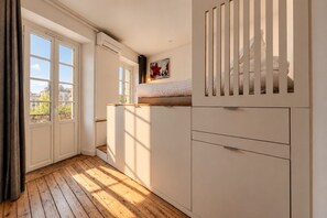 A bedroom with a bed, a wardrobe, and a window with curtains. - Bordeaux historic center, A-C, Terrace & Parking (Burdeos)
