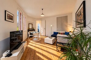 A modern living room with a dining area, a sofa set, and a television. - Bordeaux historic center, A-C, Terrace & Parking (Burdeos)