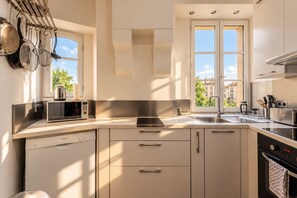 A modern kitchen with a Bosch dishwasher, a microwave, and a toaster. - Bordeaux historic center, A-C, Terrace & Parking (Burdeos)