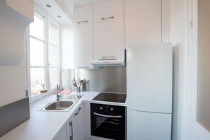 Réfrigérateur, micro-ondes, four, plaque de cuisson