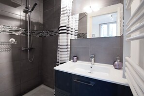 Een douche, een haardroger, handdoeken