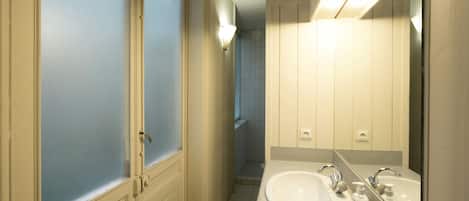 Bañera, secador de pelo y toallas