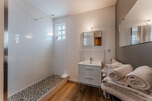 Douche, sèche-cheveux, serviettes fournies