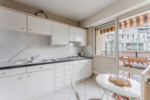 Fridge, microwave, oven, dishwasher - Spacious 2 bedrooms, Terrace, Parking, lift (Burdeos)