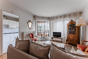 TV - Spacious 2 bedrooms, Terrace, Parking, lift (Burdeos)