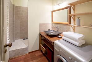 淋浴设施、吹风机、毛巾