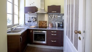A kitchen with a stainless steel oven, a sink, and a window. - Historic center, air-conditioned with terrace (Burdeos)