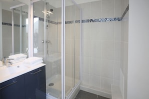 Douche, sĂšche-cheveux, serviettes fournies