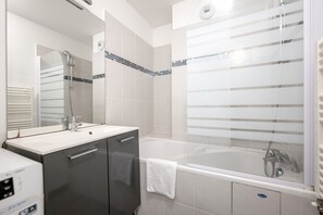 Bañera, secador de pelo, toallas, jabón