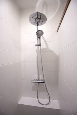 Een douche, een haardroger, handdoeken, zeep