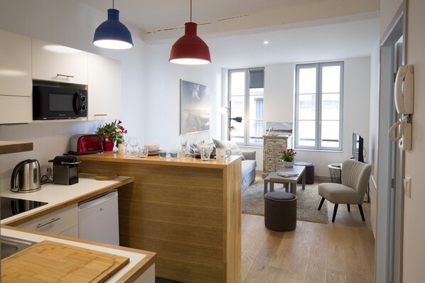 Fridge, microwave, dishwasher, coffee/tea maker