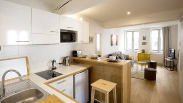 Refrigerador, microondas, lavavajillas, cafetera/tetera