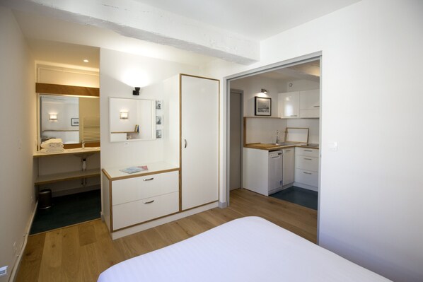 1 habitación, tabla de planchar con plancha, wifi gratis y ropa de cama
